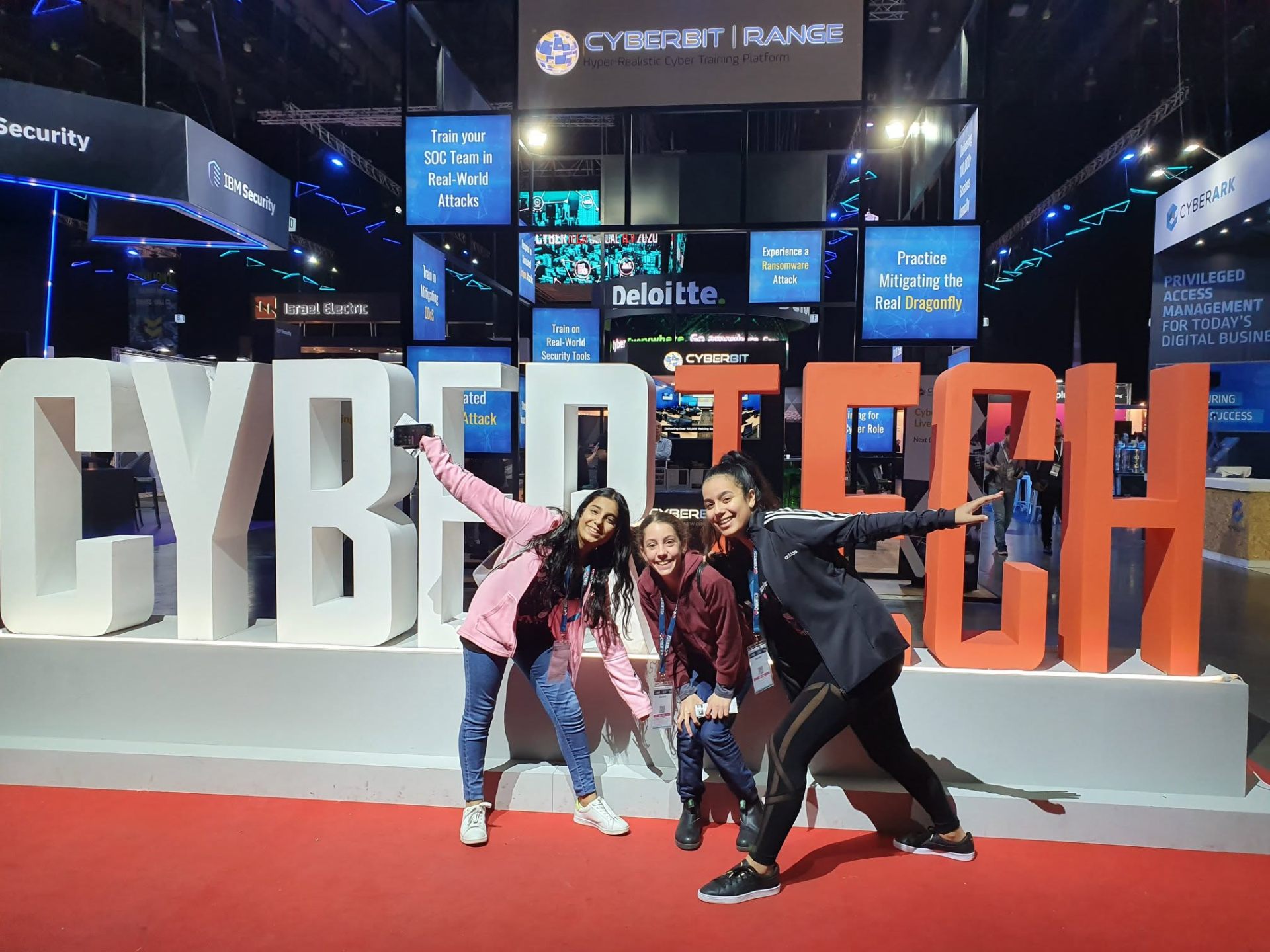CyberTech — נערות אליסקוד על בימת CyberTech