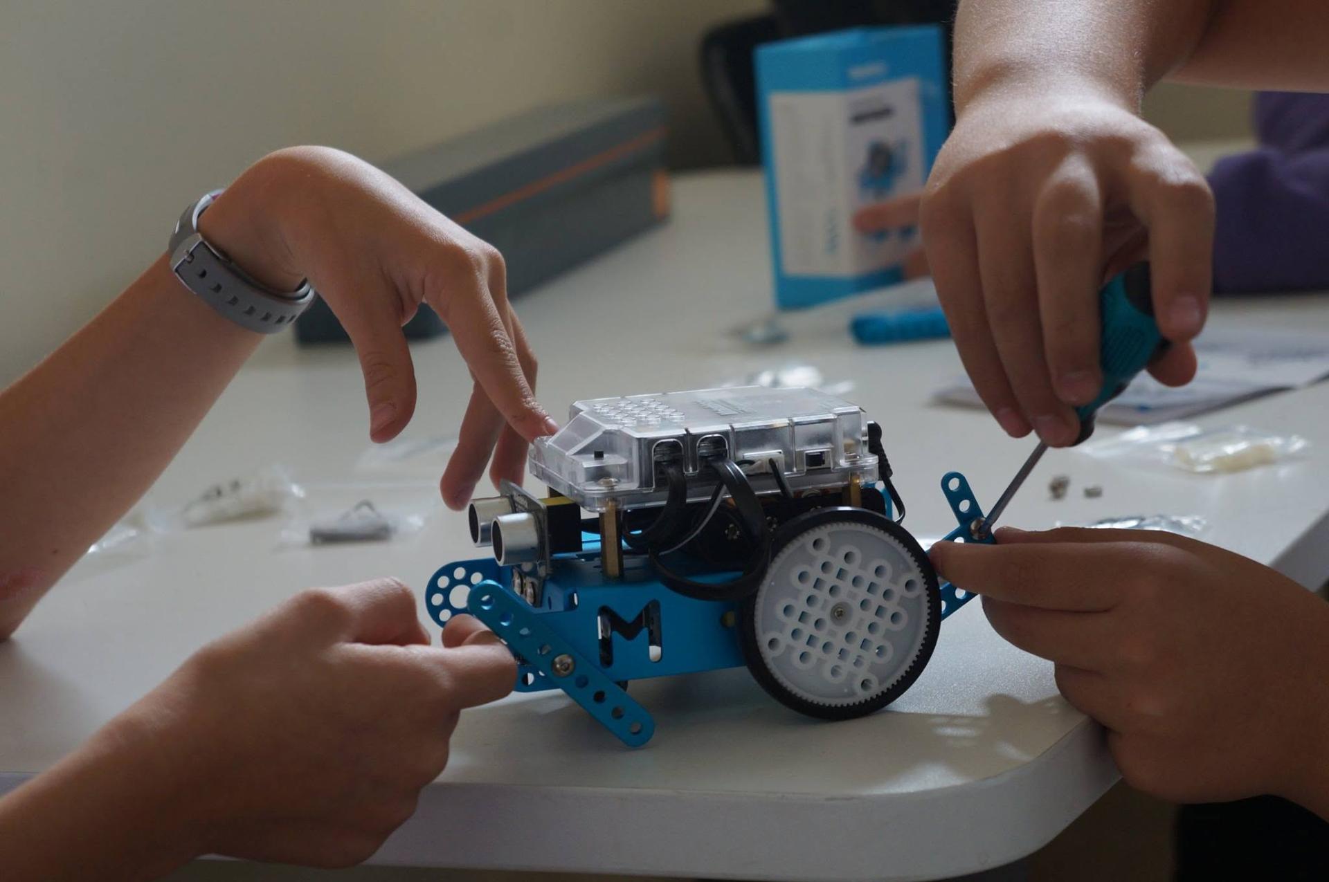 חניכות מרכיבות רובוט mBot